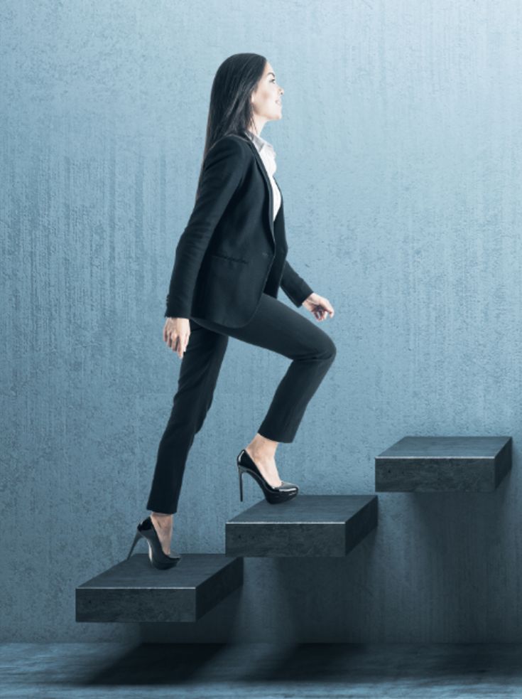 Lächelnde Person mit geschlossenen Augen beim Meditieren, dunkel gehalten